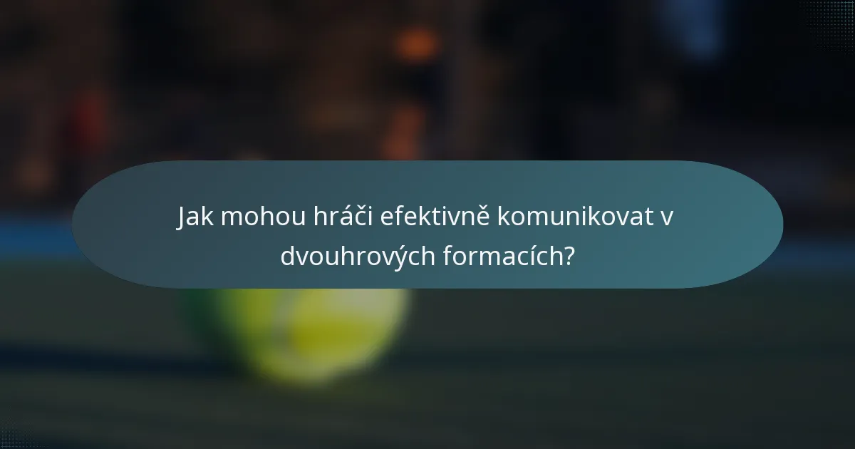 Jak mohou hráči efektivně komunikovat v dvouhrových formacích?