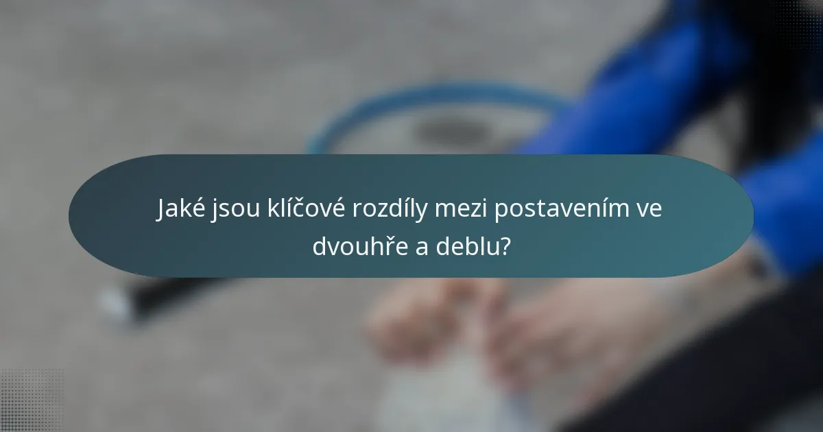 Jaké jsou klíčové rozdíly mezi postavením ve dvouhře a deblu?